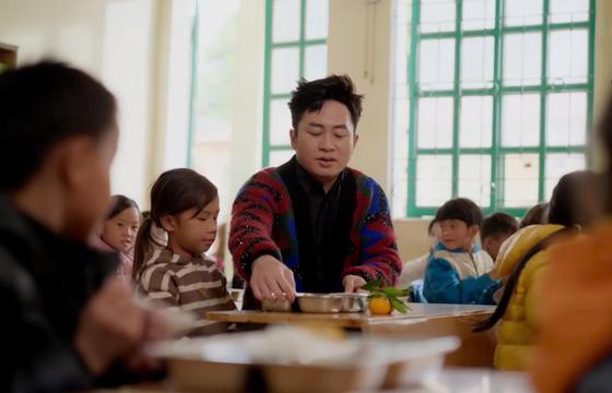 Lên sóng báo Gia đình & Xã hội, MV “Rạng ngời Việt Nam tôi” của Tùng Dương chạm đến trái tim của hàng triệu người