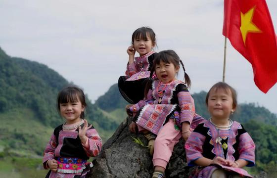 CafeBiz viết về “Rạng ngời Việt Nam tôi” và hành trình CSR của UKG