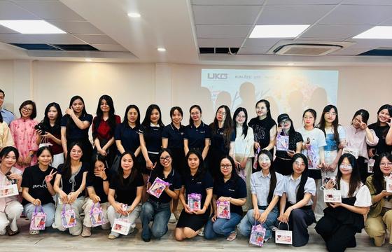 Không khí rộn ràng chào mừng Ngày Phụ nữ Việt Nam 20/10 tại UKG